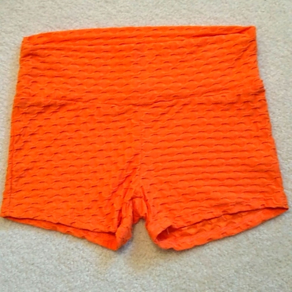 🥂 Cozy little waffle textured shorts in an orange color, size medium.